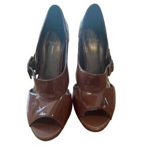 Linea Paolo Avant Garde brown patent leather heels 8 M Budkle detail peep toe